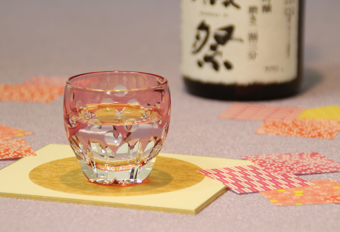「桜」がモチーフの江戸切子冷酒杯