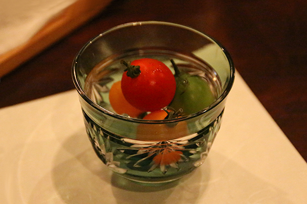 爽やかな瑠璃色がトマトをより美しくみせる一皿