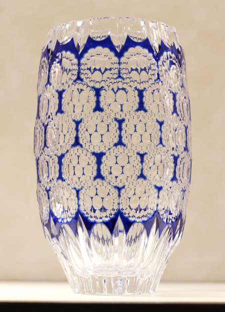 青いクリスタルガラスを被せた『花鏡』の花瓶