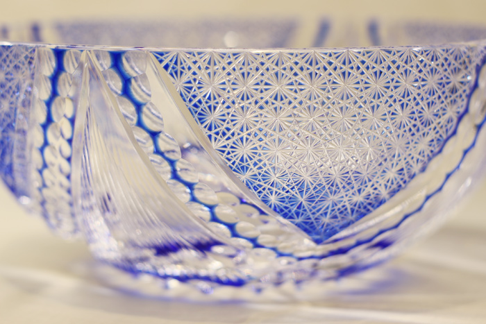 直径20cmの清涼感のある青色の鉢
